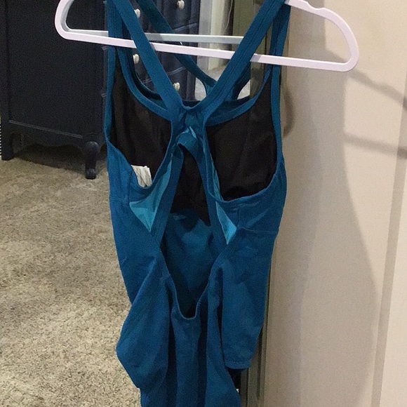 Women’s one piece racer back NIKE swim suit - Picture 3 of 3